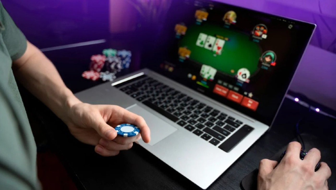 Online τζόγο παίζουν 7 στους 10 Έλληνες, μόνο το 5% πάει στα καζίνο