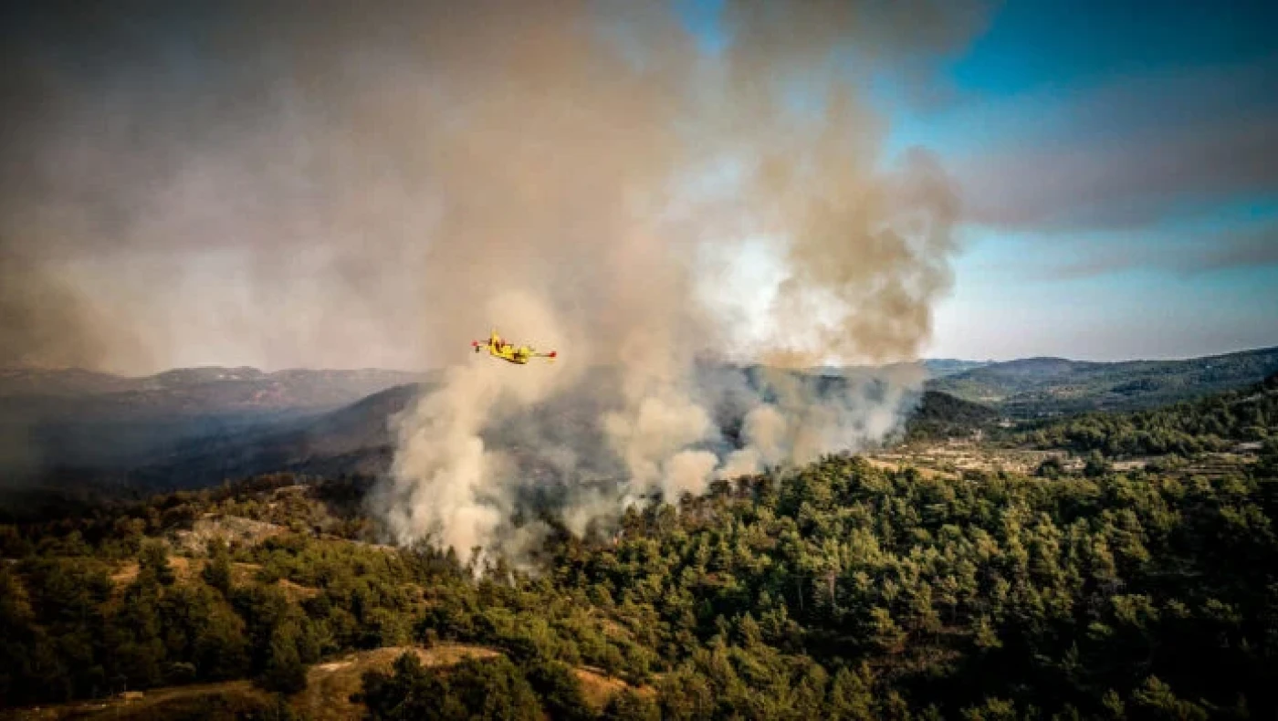 Πρέσπες: Μαίνεται πυρκαγιά σε δασική έκταση