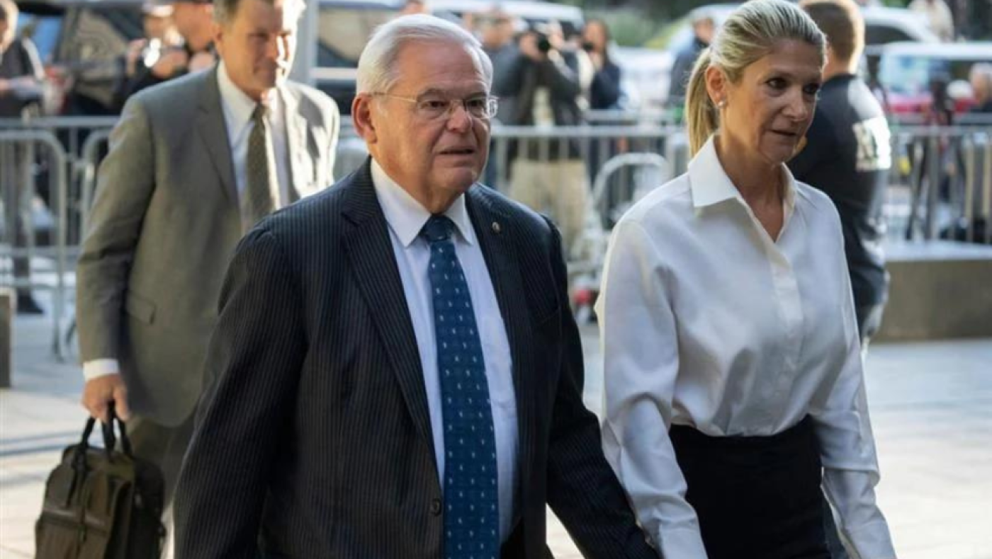 Μενέντεζ: Ο Γερουσιαστής ενοχοποιεί τη σύζυγό του στη δίκη για διαφθορά