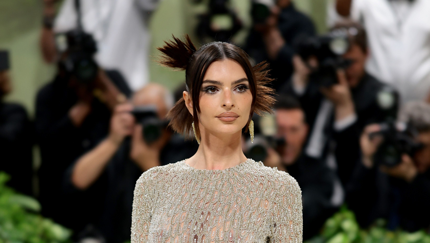 Έμιλι Ραταϊκόφσκι: Σχεδόν... γυμνή στο Met Gala (pics)