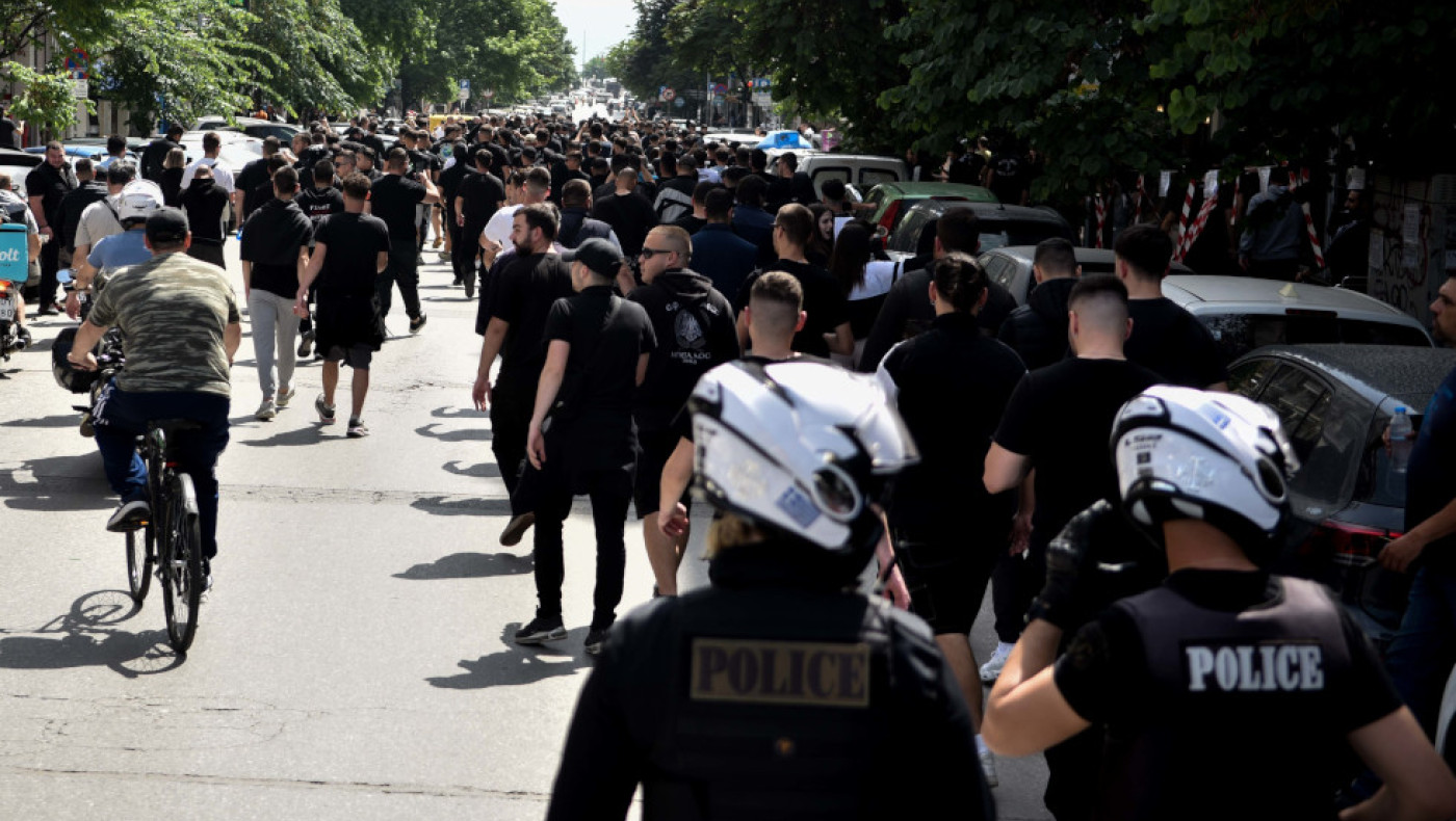 Άρχισε η πορεία των οπαδών του ΠΑΟΚ, κατευθύνονται στο Μακεδονία Παλλάς