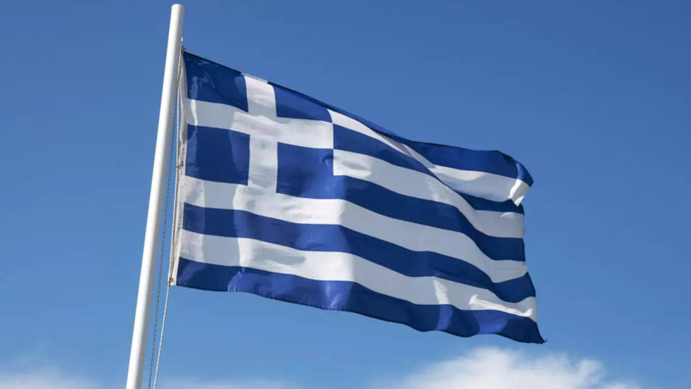 Αίγιο: Συνελήφθησαν ανήλικοι επειδή κατέβασαν και έσκισαν την ελληνική σημαία