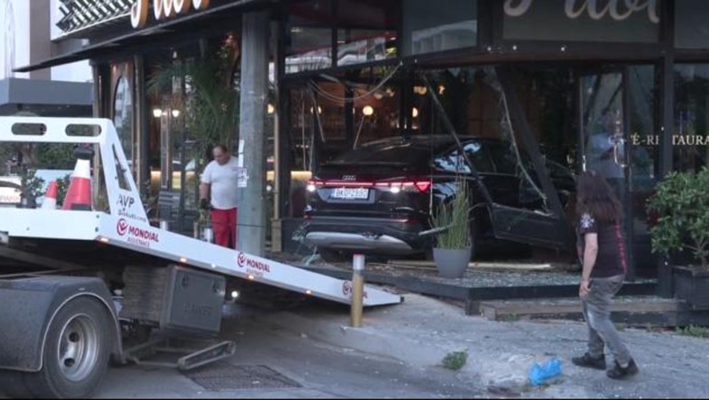 VIDEO: Μεθυσμένος οδηγός «διέλυσε» με το αυτοκίνητό του καφετέρια στη Συγγρού