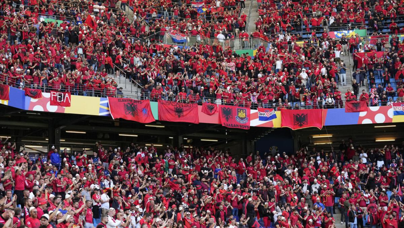 Euro 2024: Κατακλύζουν το Ντίσελντορφ οι Αλβανοί, 35.000 στο γήπεδο, 100.000 στην πόλη! (vids)