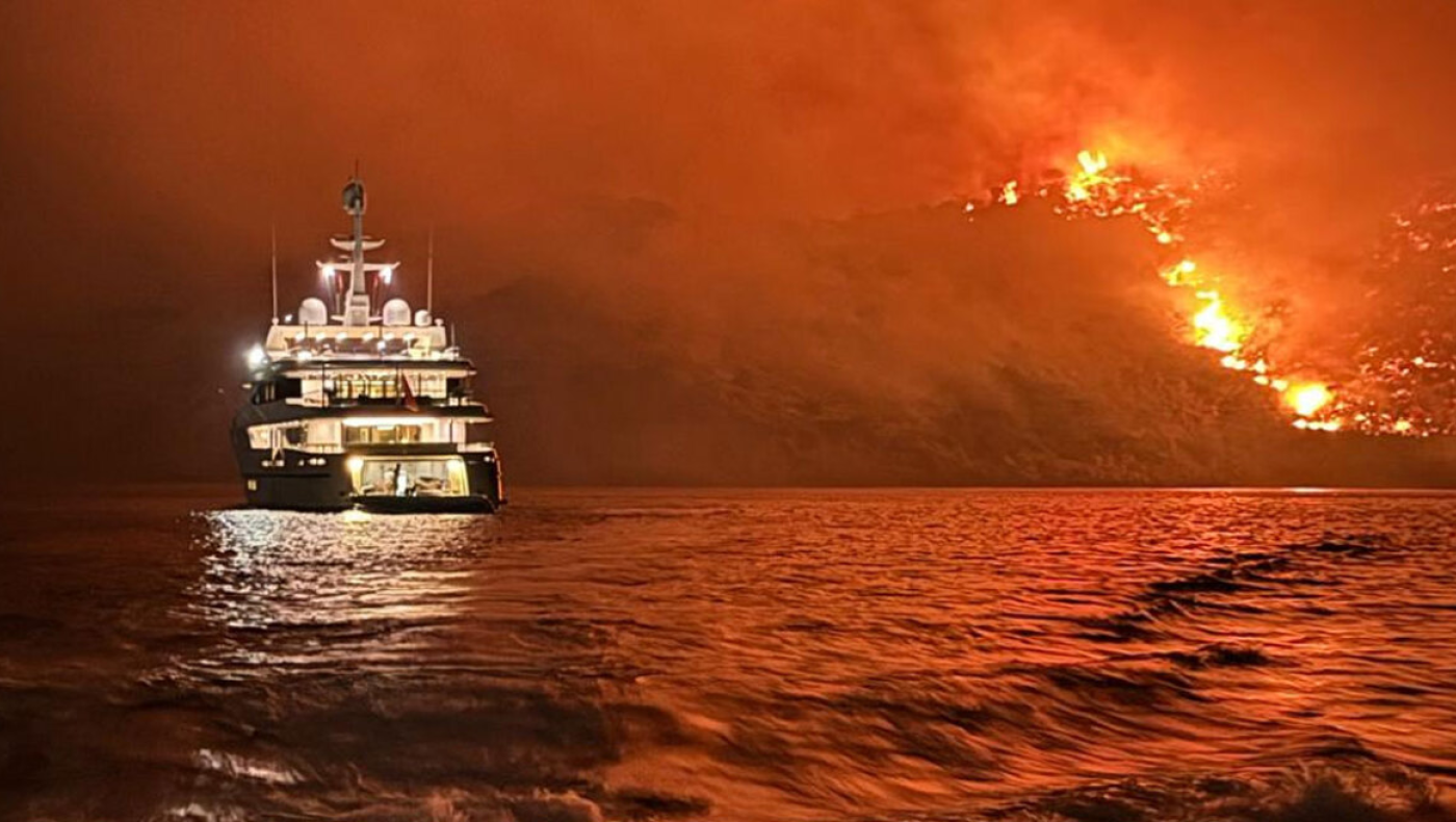 Φωτιά στην Ύδρα: Οι επιβάτες της θαλαμηγού πέταξαν τα βεγγαλικά από την παραλία!