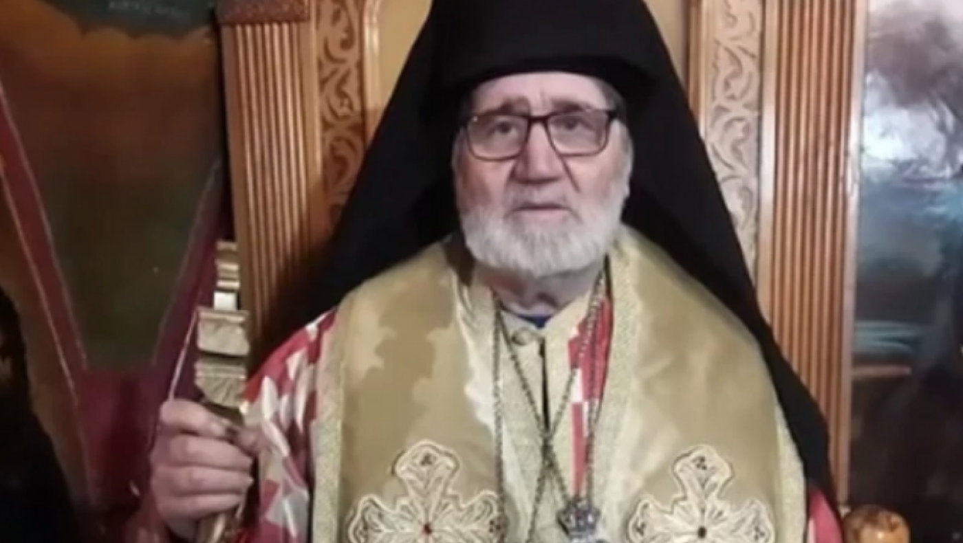 Αθήνα: Ποιος είναι ο ιερέας που... ρίχνει χαρτιά