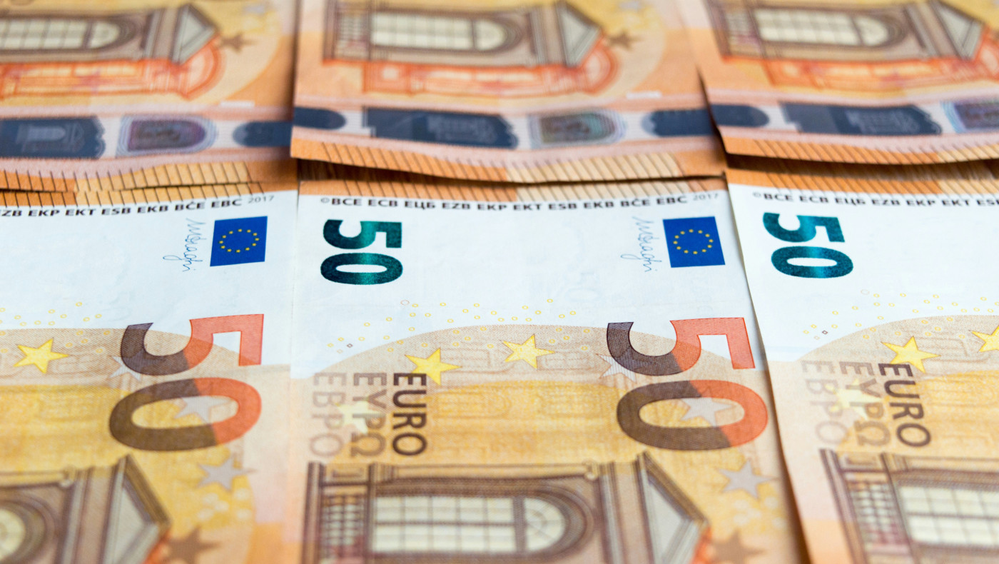 SOS για τη νέα απάτη - Μη «μαζέψετε» ποτέ 50ευρω από το παρμπρίζ σας