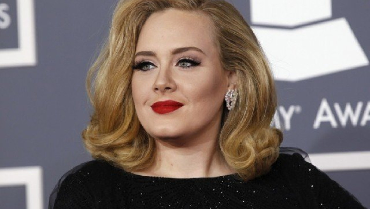 Η Adele    φιλά    θαυμαστή     της στο στόμα! (Pic)