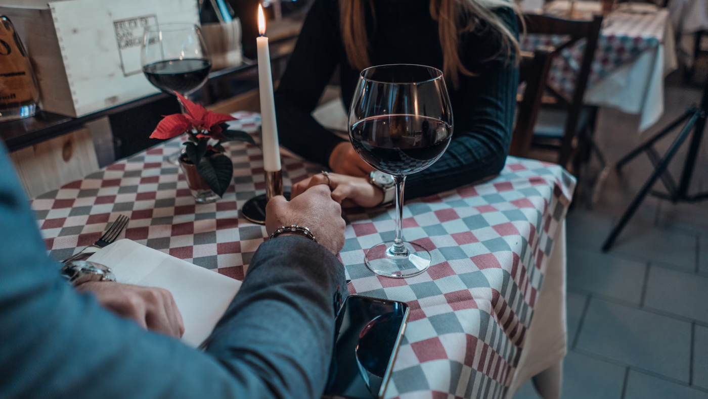 Negging: Ποια είναι η νέα τάση που διαλύει την ψυχολογία των singles