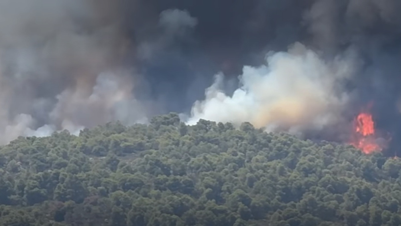 Φωτιά στη Χαλκιδική: Κλειστός ο δρόμος από Όρμο Παναγιάς έως Βουρβουρού
