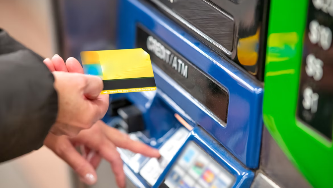 Πώς γλυτώνετε τη χρέωση για συναλλαγές μέσω ATM