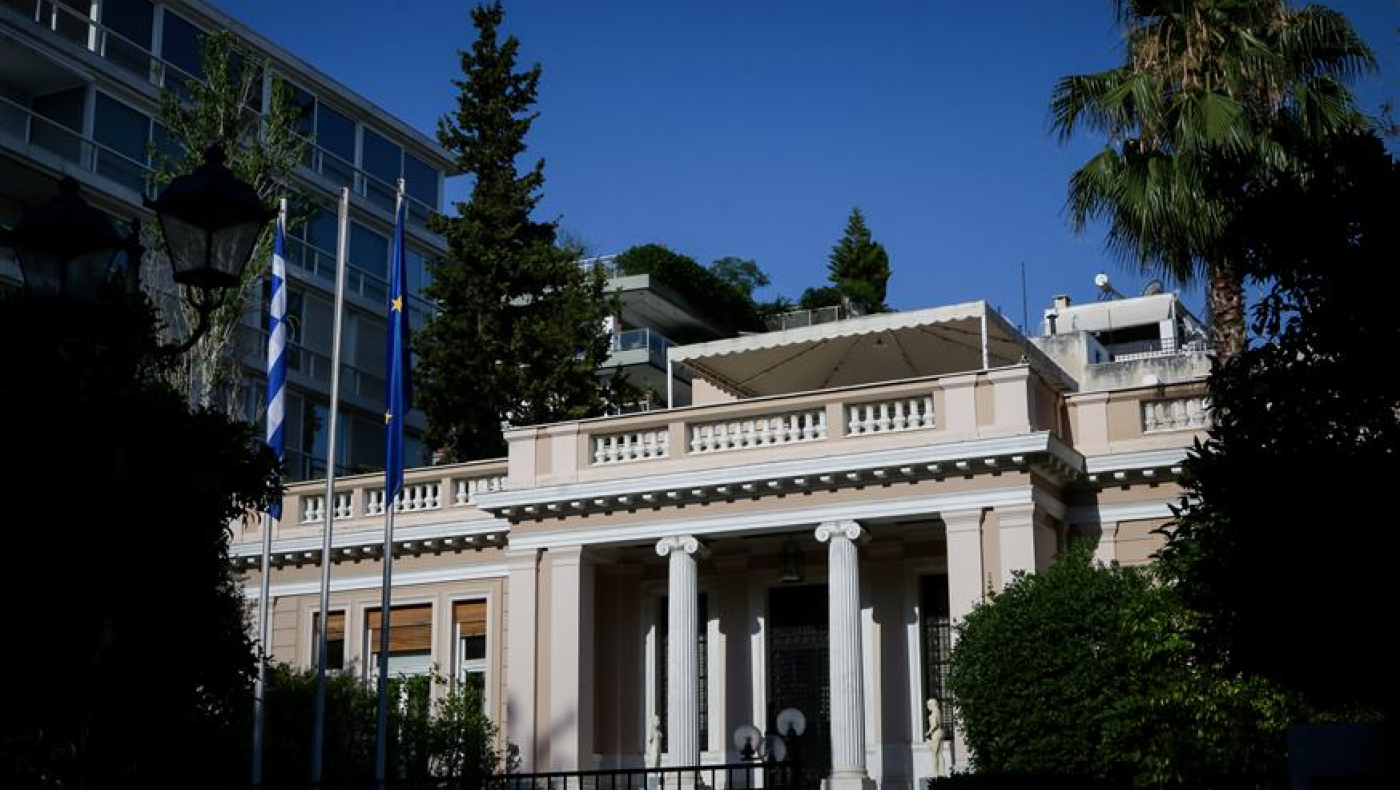 Αριστεία μέσω... σύμβασης με το Δημόσιο για σύζυγο Υπουργού