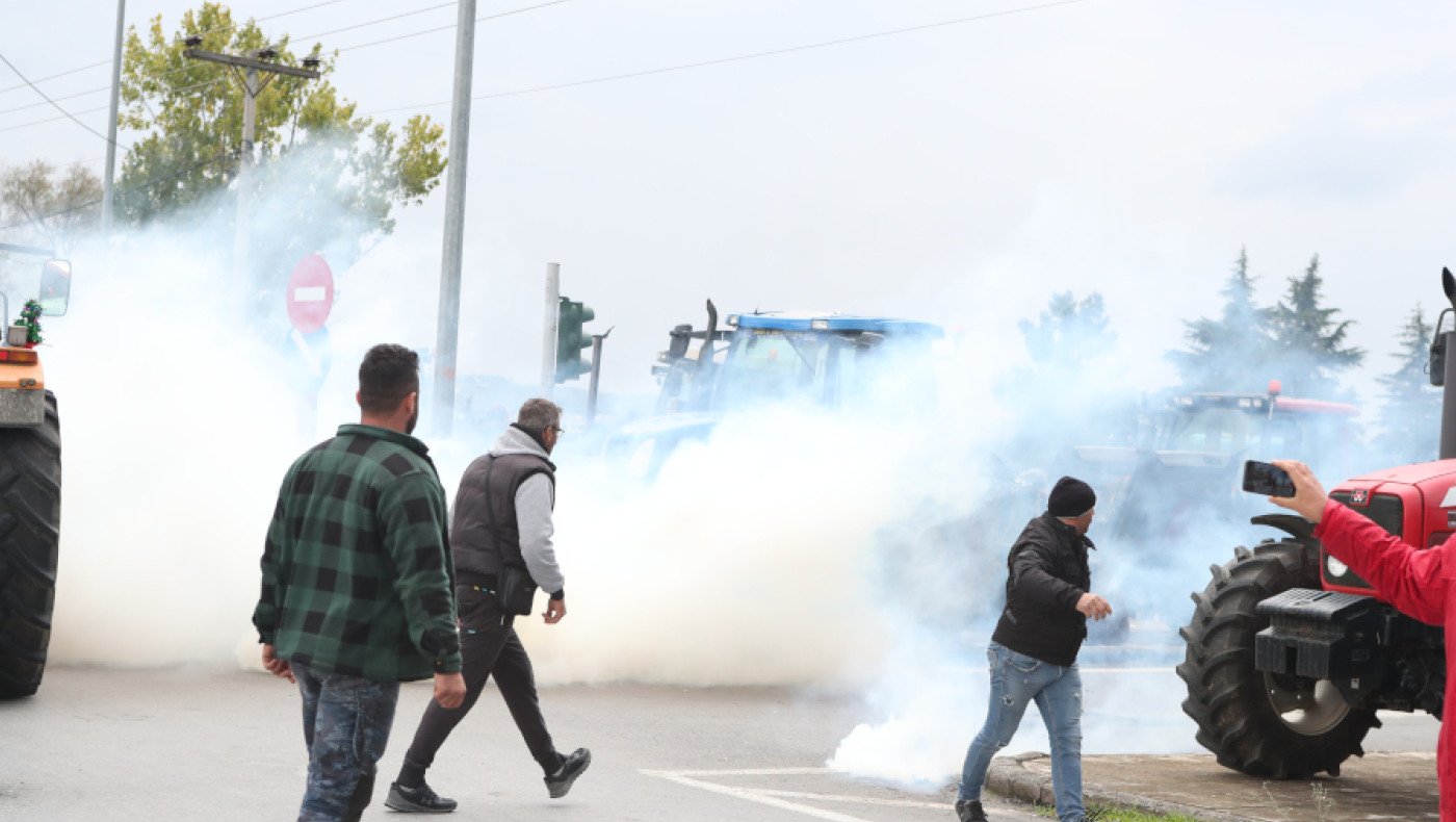 Θεσσαλονίκη: Χαμός με δακρυγόνα κατά των αγροτών στα Πράσινα Φανάρια