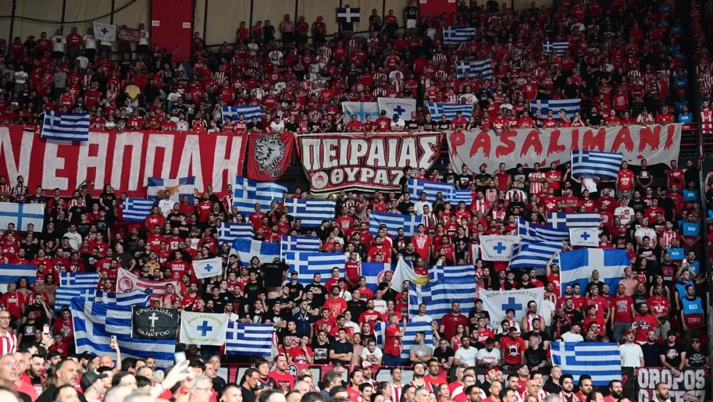 Ολυμπιακός-Παναθηναϊκός: Το πέταλο γέμισε με ελληνικές σημαίες