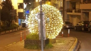 Κίνδυνος τροχαίου στις Συκιές λόγω στολισμού χριστουγεννιάτικης μπάλας