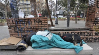 Αθήνα: Άστεγος πέθανε σε εστιατόριο-Οι αντιφάσεις ιδιοκτήτη και εργαζομένων (vid)