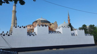 Νέα πρόκληση: Έβαλαν τείχη έξω από την Αγιά Σοφιά