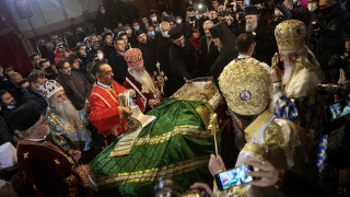 Σερβία: Χαμός στο λαϊκό προσκύνημα του Πατριάρχη Ειρηναίου
