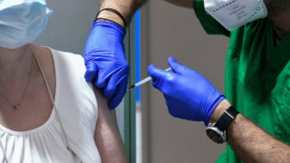 «Αρνητής» χώρισε τη γυναίκα του επειδή... εκείνη ήθελε να εμβολιαστεί
