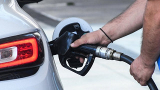 «Φλερτάρει» με τα δύο ευρώ η αμόλυβδη: Αντιδράσεις για το πλαφόν