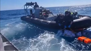 Άσπρισε από την... κοκαΐνη η θάλασσα της Σικελίας: Σκορπίστηκαν δύο τόνοι!
