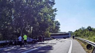 Ξάνθη: Τραγωδία στην άσφαλτο, τέσσερις νεκροί μετά από σύγκρουση ΙΧ με λεωφορείο (vid)