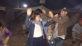 Βουλευτής του  ΣΥΡΙΖΑ χορεύει με πρόσφυγες! (ΦΩΤΟ)