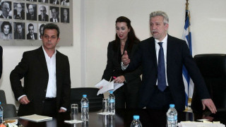 Συναγωνίζονται ποιος θα    δώσει τη χαριστική βολή