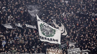 ΠΑΟΚ και στη Γερμανία! Διέκοψαν τραγουδιστή για να φωνάξουν «Ωωω ΠΑΟΚαρα»