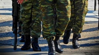 Υποχρεωτική η θητεία στα 25: Οργή φοιτητών για την αναβολή στρατού