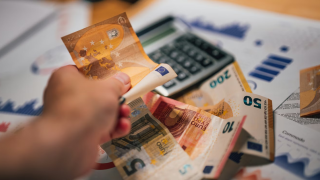 Ξεκινά η διαβούλευση για τον κατώτατο μισθό: Στόχος τα 950 ευρώ για το 2026