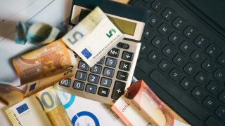 Κι επίσημα αύξηση του κατώτατου μισθού στα 950 ευρώ από 1ης Απριλίου