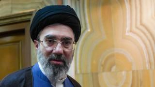 Μοτζτάμπα Χαμενεΐ-Πρώτο μήνυμα με απειλές: «Θα εκδικηθούμε για όλο το αίμα που έχει χυθεί»