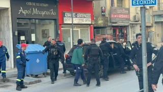 Άνδρες της ΟΠΚΕ απομάκρυναν τον 20χρονο που πετούσε αντικείμενα από το μπαλκόνι του