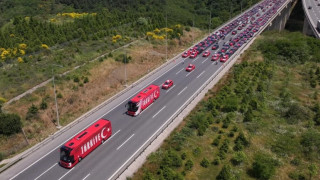 Εθνική Τουρκίας: Αποθέωση πριν την αναχώρηση-Χιλιάδες φίλαθλοι και εκατοντάδες οχήματα στους δρόμους