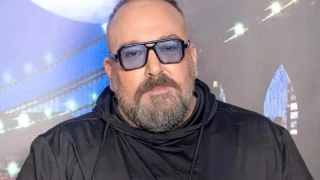 Αλκαίος για το καλλιτεχνικό του επώνυμο: «Ωραία ιστορία»