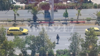 Πεζός σε αμόκ διέσχισε κάθετα τη Συγγρού: «Αγνοούνταν» η Αστυνομία